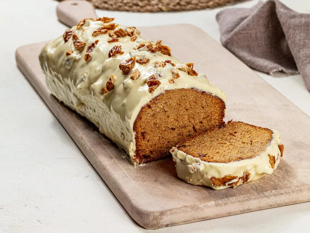 [DE24] dates cake whole