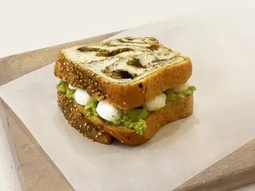 Mozzarella Avocado Sandwich (GF) 